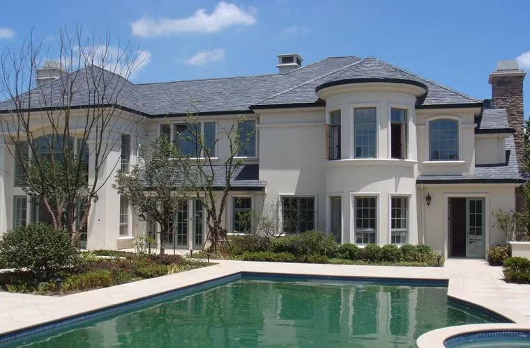 Căn biệt thự phong cách Pháp ở Rose Garden Thượng Hải không quá cầu kỳ nhưng vẫn sang trọng, trong đó bể bơi tạo điểm nhấn cho khu sân vườn...