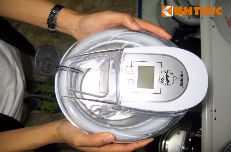Chị Thy Dung (nhân viên kế toán) chia sẻ: "Mình rất thích làm kem nên đã mua một chiếc, nhưng máy Facare không có quai cầm lại hơi nặng nên khá bất tiện mỗi khi mang đi chỗ khác, dung tích của khay chứa kem nhỏ, lại phụ thuộc vào khay lạnh có được làm lạnh đủ không nên thời gian để làm được hai mẻ kem cũng phải cách nhau 2-3 ngày"