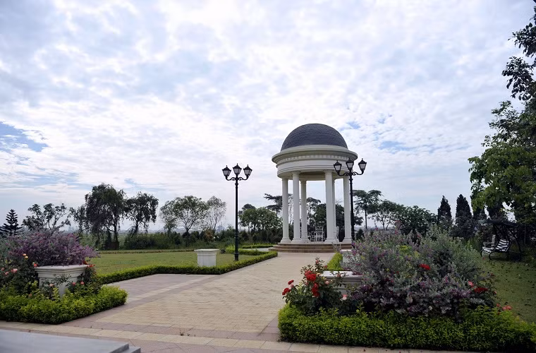 Còn ở Hà Nội, ngoài chậu cây và các loại hoa, Rose Valley có thêm chòi nghỉ, tạo cảnh quan độc đáo cho khu biệt thự. Ảnh: Internet.