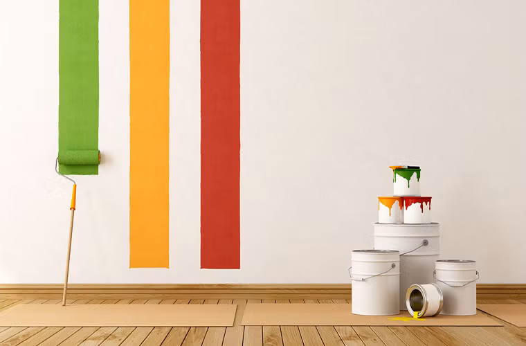 Một cách khác, bạn làm sạch những vết bong, tróc và mốc, dùng sơn chống thấm lăn lại phần tường đó.