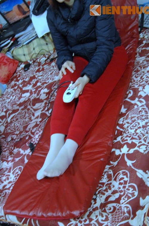 Chị cũng tâm sự: "Lúc mua, mình nghĩ thảm này giúp điều hòa khí huyết thì chữa được đau nhức toàn thân nhưng dùng rồi mới biết không phải".