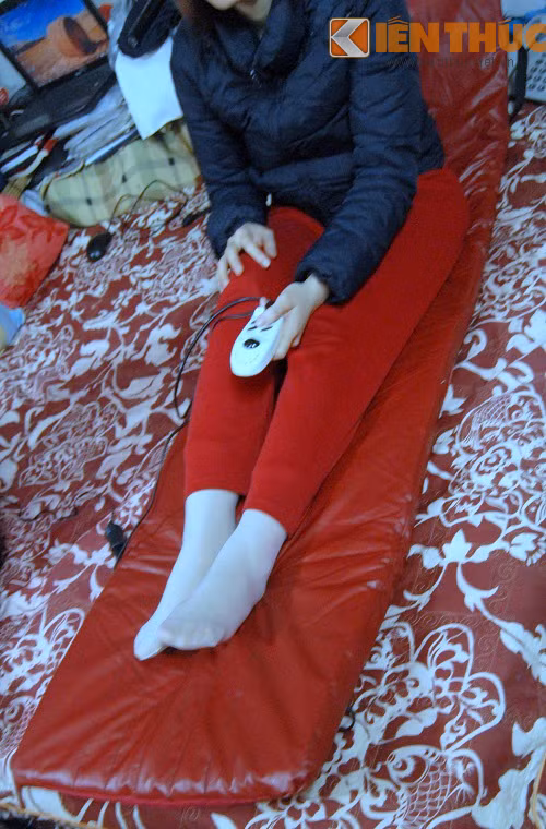 Chị cũng tâm sự: "Lúc mua, mình nghĩ thảm này giúp điều hòa khí huyết thì chữa được đau nhức toàn thân nhưng dùng rồi mới biết không phải".