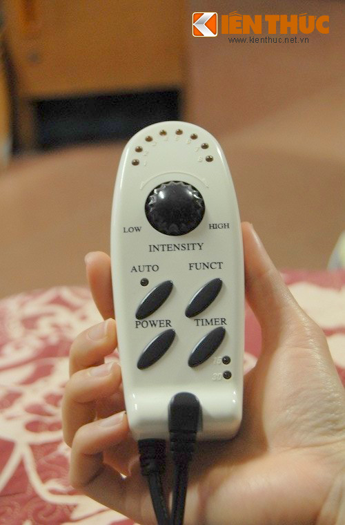 Chỉ cần cắm adaptor vào nguồn điện, sau đó bấm điều khiển để chọn chế độ rung (có các mức nhẹ, mạnh tùy theo yêu cầu sử dụng), cơ thể được mát xa nhẹ nhàng, giúp máu lưu thông.