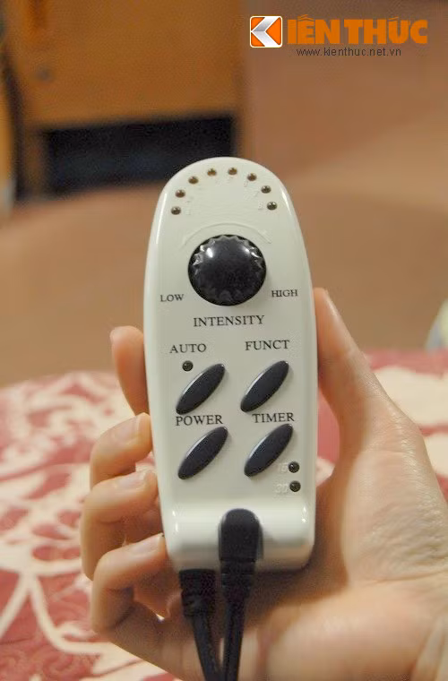 Chỉ cần cắm adaptor vào nguồn điện, sau đó bấm điều khiển để chọn chế độ rung (có các mức nhẹ, mạnh tùy theo yêu cầu sử dụng), cơ thể được mát xa nhẹ nhàng, giúp máu lưu thông.