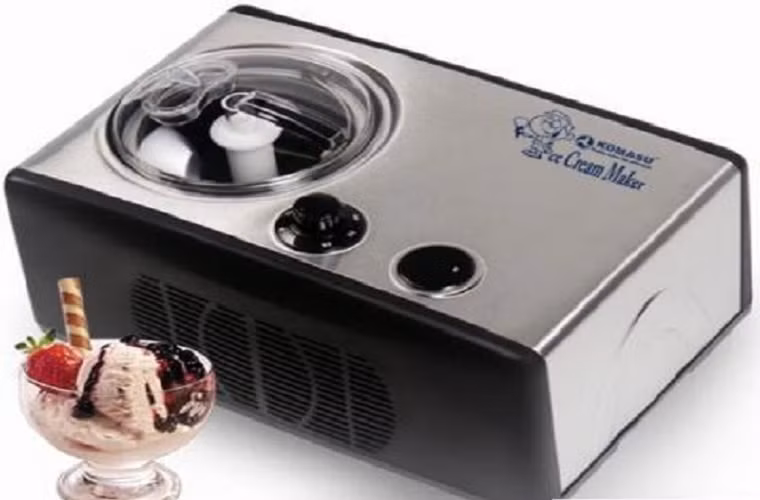 Tiện ích hơn là máy Komasu KM-1516, có khả năng làm lạnh tự động (không cần bỏ khay lạnh lên ngăn đá), tuy nhiên phải khá "chịu chơi" mới đầu tư máy này vì giá thành khá "chát". Hơn nữa, máy gặp khó khăn ở khâu vệ sinh bởi khá cồng kềnh, chiếm nhiều diện tích.