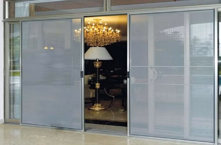 Cửa lưới an toàn hơn nhưng gây cảm giác bí bách do mắt lưới nhỏ khiến không khí khó lưu thông. 