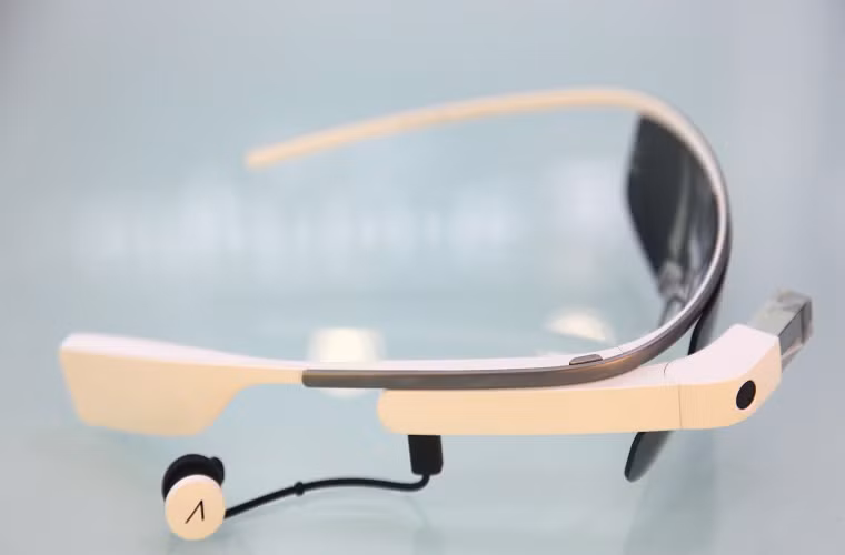 Google glass là chiếc kính hiện đại, cho phép tra cứu thông tin, chụp ảnh, quay phim ...và hiện nay đã được triển khai ứng dụng học tiếng Anh qua kính tại Việt Nam. Ảnh: CellphoneS