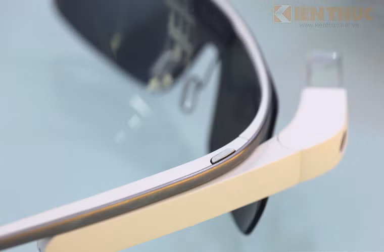 Hơn nữa, theo đánh giá của chuyên gia, thời lượng pin của glass "quá tệ". Nếu dùng liên tục thì chỉ sau 30 phút kính đã có thể hết pin, nếu sạc trong khi dùng phần tiếp xúc chân sạc sẽ nóng, gây khó chịu.