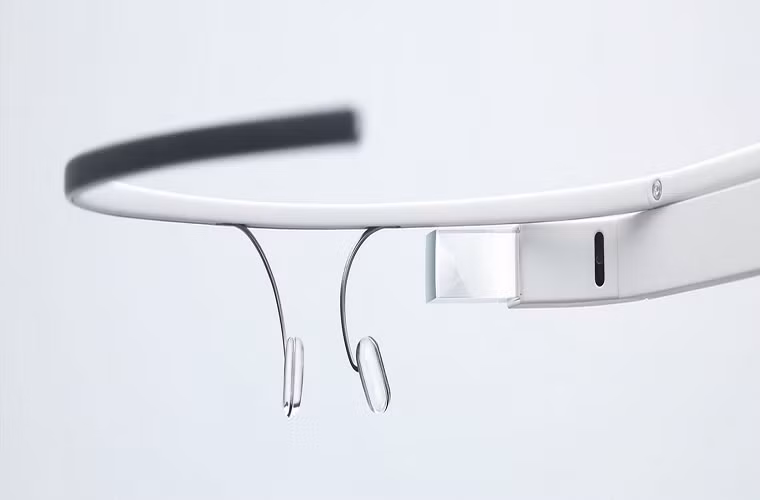 Ngoài ra, Glass nặng hơn kính thông thường (tuy rằng đã thiết kế thanh nâng đỡ ở mũi nhằm giảm áp lực), thời gian học 1-2 tiếng sẽ làm phần tai người dùng tiếp xúc với gọng bị đau. Những người bị cận thị sẽ phải trang bị thêm phần gọng riêng khá tốn kém. Ảnh: Internet.