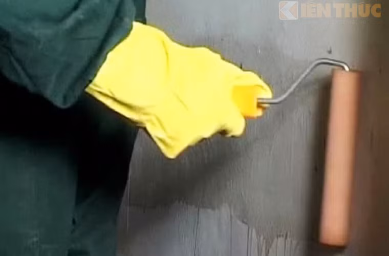...rồi lăn đều lên phần tường cần được xử lý, "đánh bay" nấm mốc.