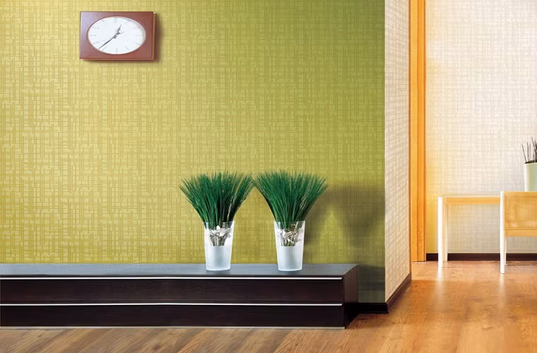 Cần chú ý khi giấy đã cũ, sẽ hạn chế khả năng thoát hơi nước của tường ở điều kiện độ ẩm cao, do đó cần đổi sang loại mới.