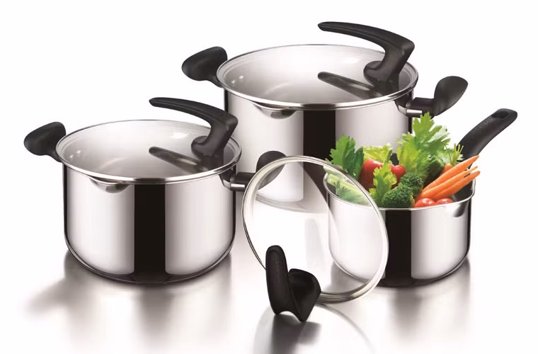 Nếu như bếp gas có thể sử dụng bất cứ loại nồi xoong nào thì bếp từ lại “kén” hơn, phải là đồ nấu chuyên dụng có từ tính. 