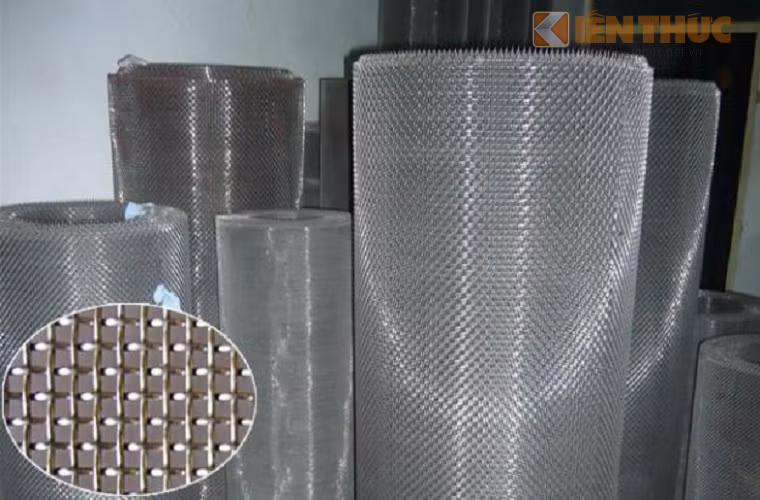  Chị Thu Hương (nhân viên hành chính) chia sẻ: "Mở cửa cho thoáng thì sợ muỗi vào, đóng cửa thì nóng, dùng được một thời gian thì mình thấy mặt lưới phồng lên, không phẳng như lúc đầu".