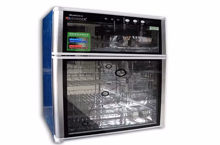 Thanh Trúc (nhân viên thiết kế đồ họa) chia sẻ: "Mình thích dùng máy Komasu vì sấy bát nhanh khô, để kín 2 tầng giá để bát mà chỉ cần 5-10 phút. Tiếc là máy hơi chiếm diện tích, nhà bếp nhỏ mình không mua loại gắn lên tường được mà để dưới đất thì vướng".