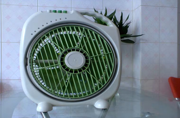Bật quạt điện thổi khô tường đồng thời giúp giảm mùi hóa chất, mùi giấm trong không khí.