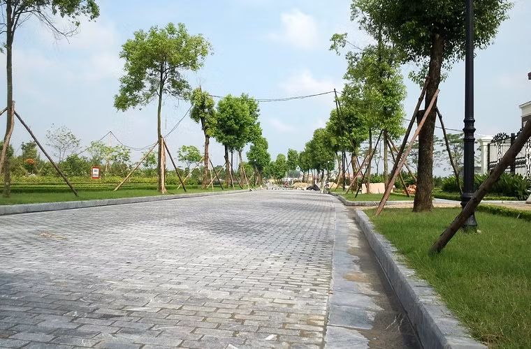 Cũng đã được mô phỏng lại tại Rose Valley Mê Linh. Tuy nhiên, con đường ở đây được lát đá xanh và rộng hơn nhiều. Ảnh: Internet.