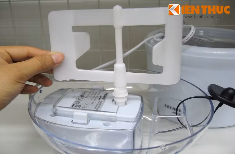 Người dùng cần chú ý khi máy đang trộn không nên dừng, ngắt điện hoặc cho thêm nguyên liệu, vì hỗn hợp kem có thể đông lại cản trở quá trình khuấy của thanh trộn hoặc làm hỏng thiết bị nén. 