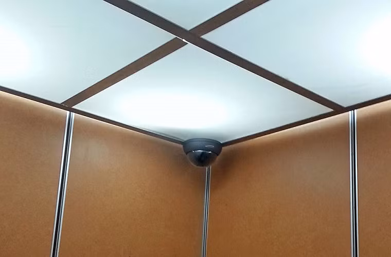 Đồng thời quan sát, nếu thấy có camera hãy tạo hành động gây chú ý để người quản lý khu nhà có thể nhìn thấy bạn. 