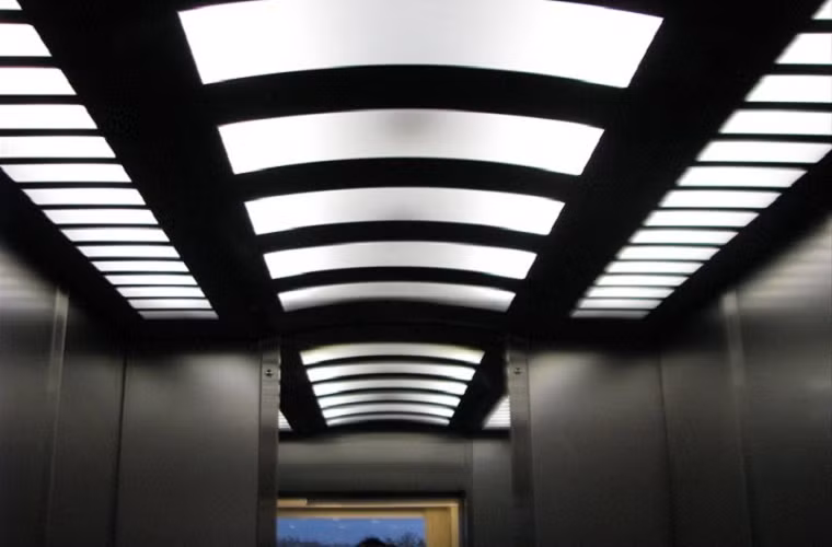 Một số thang máy có nắp trên trần, xong không nên tìm cách thoát ra bằng đường cao và nguy hiểm này.