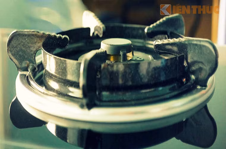 4. Ai là người sử dụng? Bếp từ có khá nhiều tính năng phức tạp, khó nhớ vì thế nếu là người lớn tuổi sử dụng sẽ gặp khó khăn hơn bếp gas. 