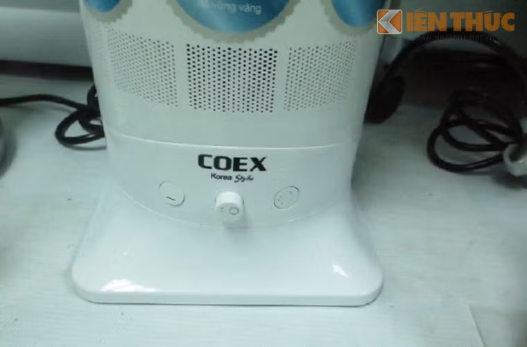 Về công suất gió: Bác Trần Tuấn Minh (Thanh Xuân) cho biết: "Tôi có tham khảo hãng Coex, gió nhẹ quá, đến mùa hè nóng bức mà dùng thì không bằng quạt điện thông thường được". 