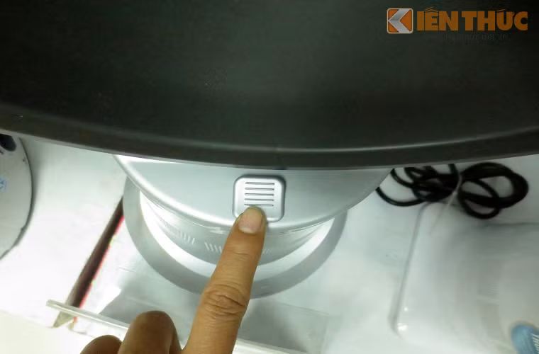 Về giá cả: Quạt không cánh có rất nhiều mức giá, từ thấp đến cao. Tuy nhiên nếu chọn quạt Dyson thì giá lại rất "mắc", cùng giá tiền đó có thể tìm được sản phẩm thay thế hiệu quả. Thành viên freewind93 (diễn đàn tinhte.vn) cho rằng: "với giá này có thể mua được điều hòa, mát như nam cực lại ít ồn và an toàn (trẻ em không bao giờ với tới)".