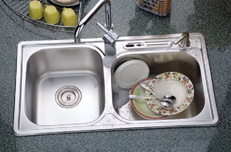 Những phiền toái này sẽ không còn nếu người dùng bỏ thói quen đổ dầu mỡ xuống bồn rửa, đồng thời thường xuyên vệ sinh sạch sẽ ống dẫn.