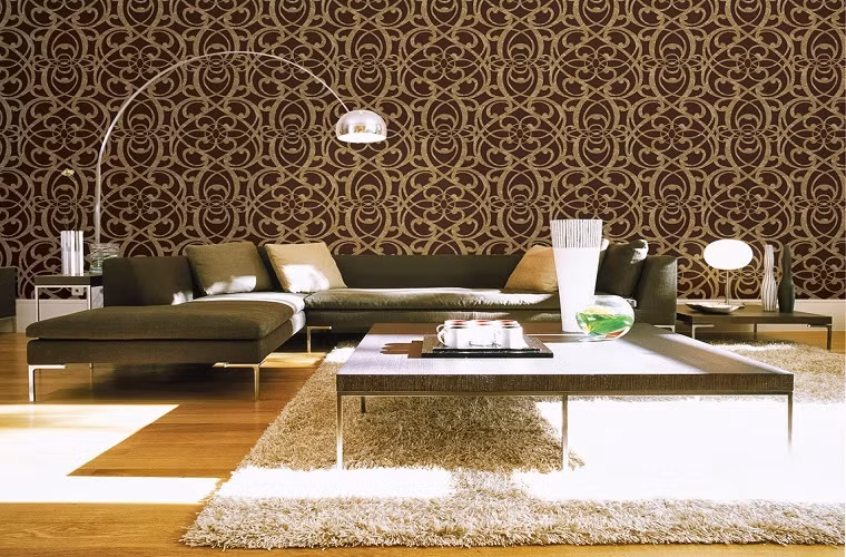 Kiến trúc sư Nguyễn Trọng Thụy (công ty TNHH tư vấn thiết kế Hồ Thiệu Trị và cộng sự) tư vấn: "Chỉ nên dán giấy ở những mảng tường cần gây ấn tượng, không nên sử dụng tràn lan để đảm bảo tính thẩm mỹ cho ngôi nhà." 