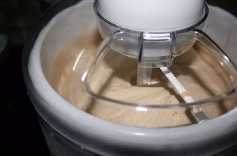 Cũng yêu thích làm kem tại nhà, chị Mai Hiệp (Đô thị Mỹ Đình) chia sẻ: "Mình rất phân vân, không biết nên chọn loại nào, cuối cùng thấy máy Phillips nhỏ gọn, dễ mang đi lại nên đã mua. Kem nhanh đông, nhưng không được lâu, hơn nữa phải bỏ nguyên liệu vào tủ lạnh trước tầm 2 tiếng thì kem mới nhuyễn. Bên cạnh đó, mặt trong của khay dễ bị bong, xước nếu rửa mạnh".