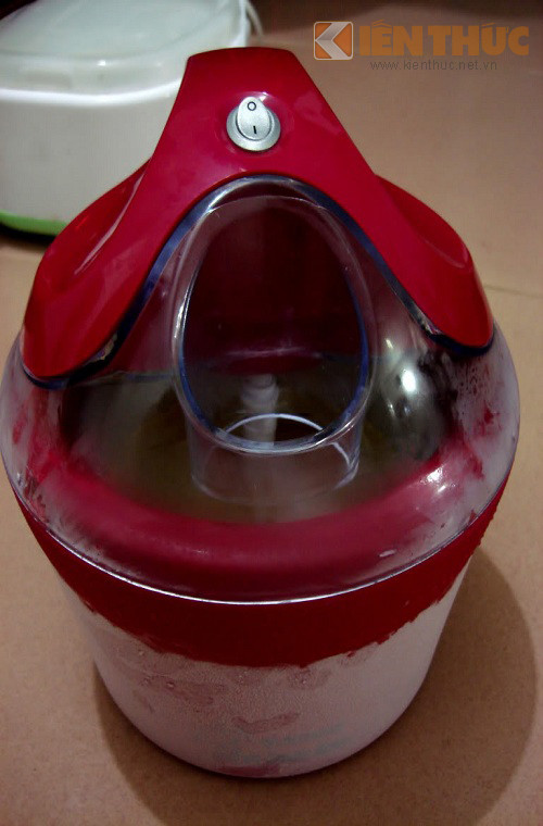 Dòng máy Komasu được nhiều người ưa chuộng hơn xong cũng có nhiều điểm cần chú ý. Chị Thanh Trúc (nhân viên ngân hàng) tâm sự: "Mình dùng máy Komasu thấy rất thích, tuy nhiên thanh trộn có vẻ quay không đều nên nhiên liệu làm kem không được quyện cho lắm, nếu trộn tầm 15 phút trở lên thì ổn hơn. Nếu mua dạng máy này thì ngăn đá của tủ lạnh phải đủ chỗ chứa khay lạnh". 