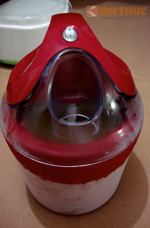 Dòng máy Komasu được nhiều người ưa chuộng hơn xong cũng có nhiều điểm cần chú ý. Chị Thanh Trúc (nhân viên ngân hàng) tâm sự: "Mình dùng máy Komasu thấy rất thích, tuy nhiên thanh trộn có vẻ quay không đều nên nhiên liệu làm kem không được quyện cho lắm, nếu trộn tầm 15 phút trở lên thì ổn hơn. Nếu mua dạng máy này thì ngăn đá của tủ lạnh phải đủ chỗ chứa khay lạnh". 