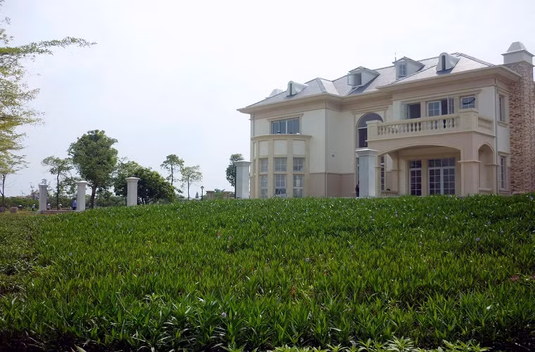 Khu vườn cỏ rộng tạo không gian thiên nhiên thoáng đãng. Ảnh: Ngọc Linh.