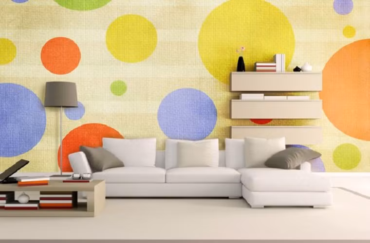 Chị Thanh Trúc (nhân viên kế toán Hoàng Mai) chia sẻ: "Mình rất thích dùng giấy dán tường, dễ lau chùi mà không có mùi khó chịu như sơn, chỉ có điều lúc đầu chọn mua không tìm hiểu kỹ, nhà mình nồm ẩm nên giấy bị mốc hết". 