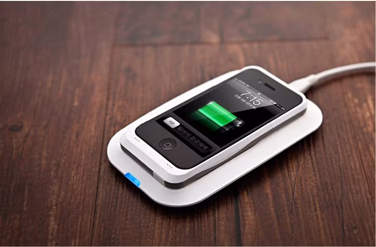 2. Xả pin Đây cũng là một chiêu để bạn xem xét lại thời lượng và tình trạng của pin, xả cạn pin của iPhone xuống 0% (1 lần/tháng)..sau đó sạc đầy trở lại. 