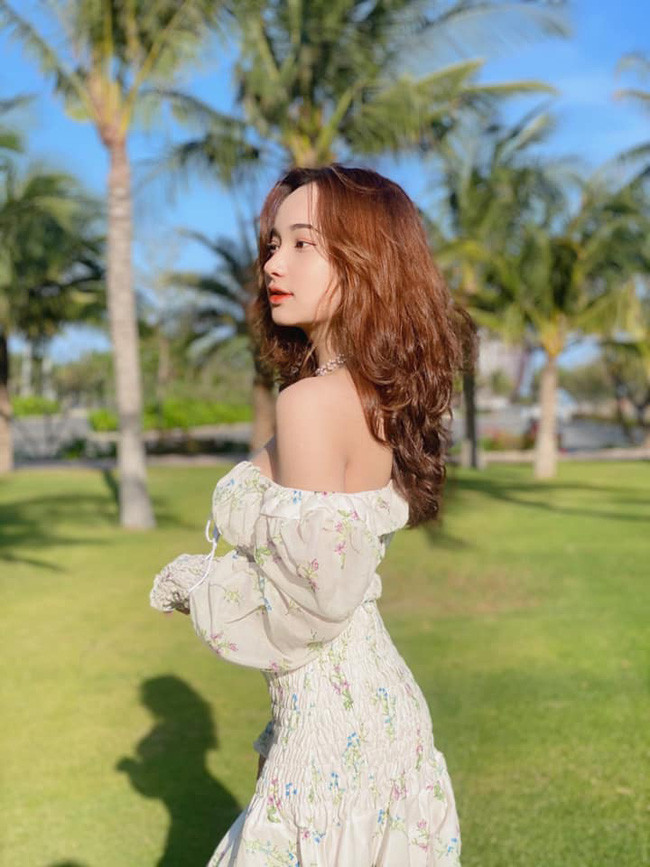 Cô nàng cao 1m58, nặng 46kg. Số đo ba vòng lần lượt là: 83-64-90(cm).