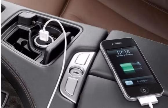 Vi sao ban khong nen sac dien thoai tren o to?-Hinh-2