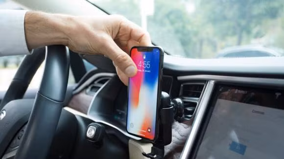 Vi sao ban khong nen sac dien thoai tren o to?-Hinh-4