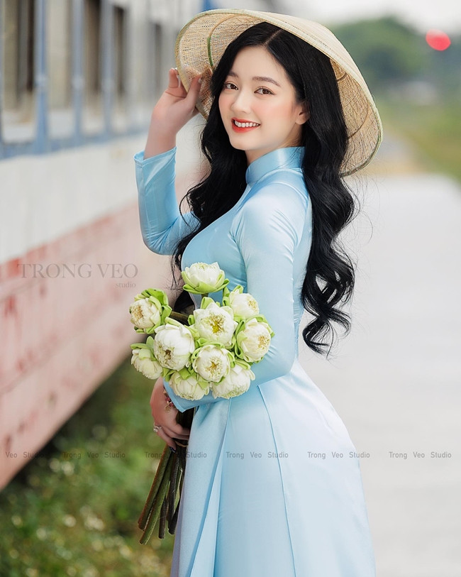 Thực hiện nhiều bộ ảnh với áo dài, Quỳnh Trâm không lo sợ bản thân trở nên nhàm chán.