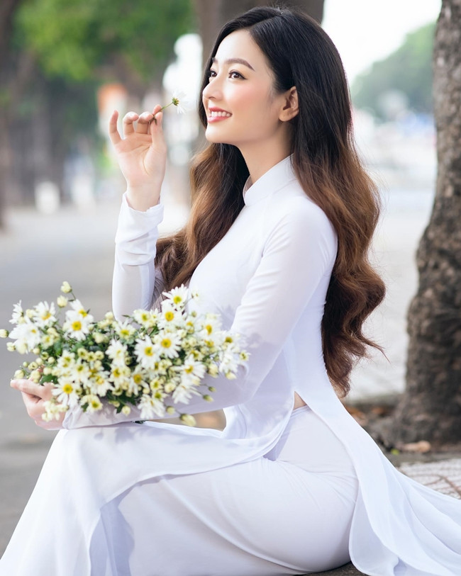 Lê Vũ Quỳnh Trâm sinh năm 1995. Cô gái Sài thành nổi tiếng với nhiều bộ ảnh áo dài.