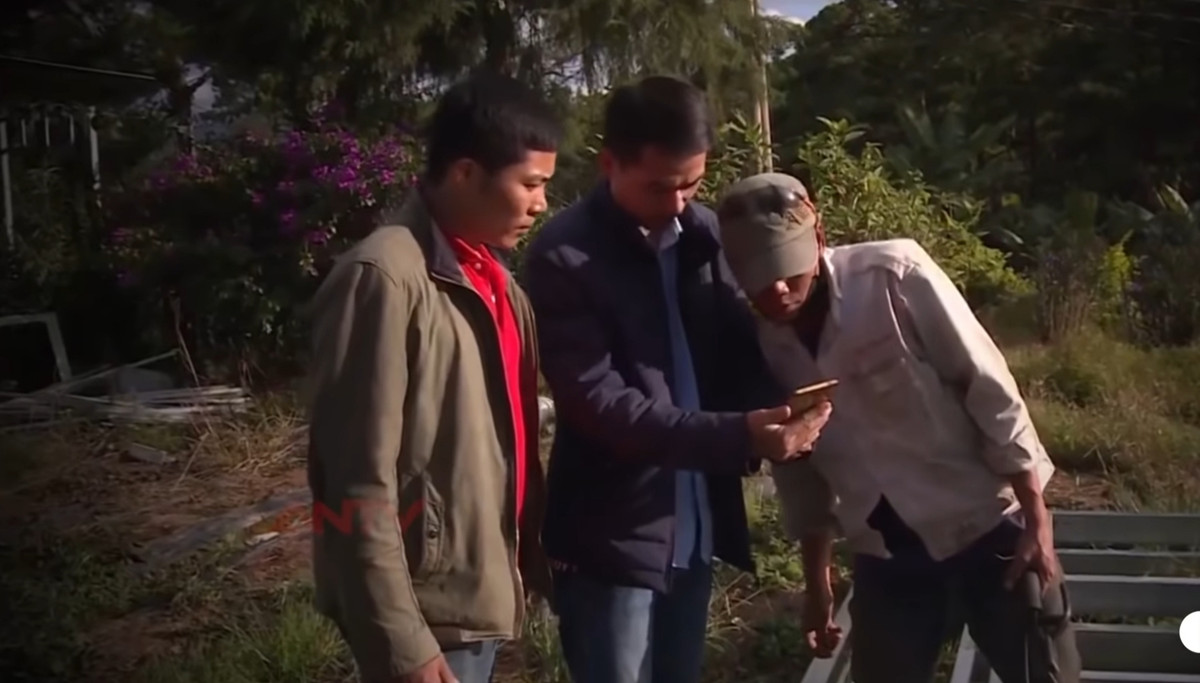 Nhìn lại, Đô thấy cha mình gục xuống suối, phía bên kia có một người đàn ông cao to, mặt trùm khăn đen, mặc bộ quần áo màu đen, tay cầm khẩu súng dài. Đô chạy lại nơi cha thì người đàn ông cầm súng bỏ chạy lên đồi.