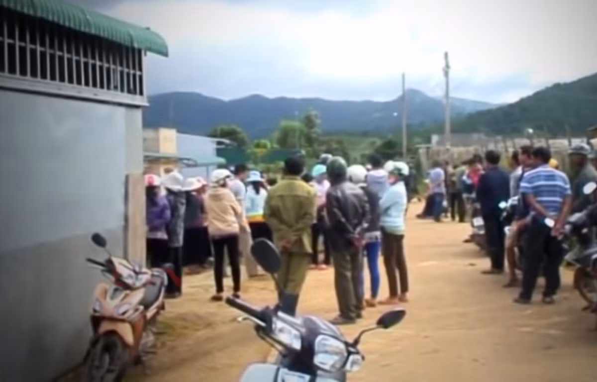 Lúc này, công an xác định hướng tẩu thoát của nghi phạm và loại bỏ động cơ gây án mạng vì tài sản mà do mâu thuẫn cá nhân. Để có thêm thông tin, công an tiếp cận từng người thân của nạn nhân.