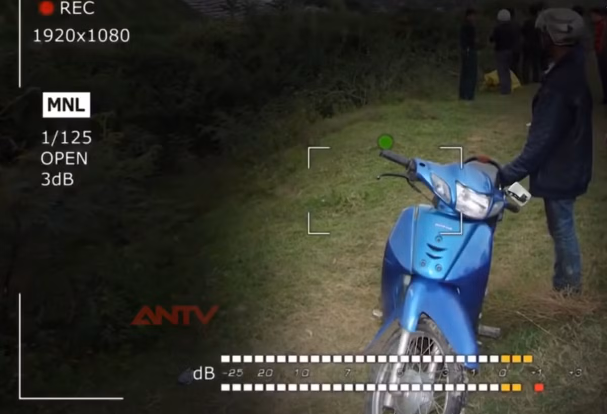 Cách hiện trường không xa, phát hiện thấy 1 xe máy nhãn hiệu Wave màu xanh của nạn nhân, cách bờ suối khoảng 2 mét là đôi ủng.