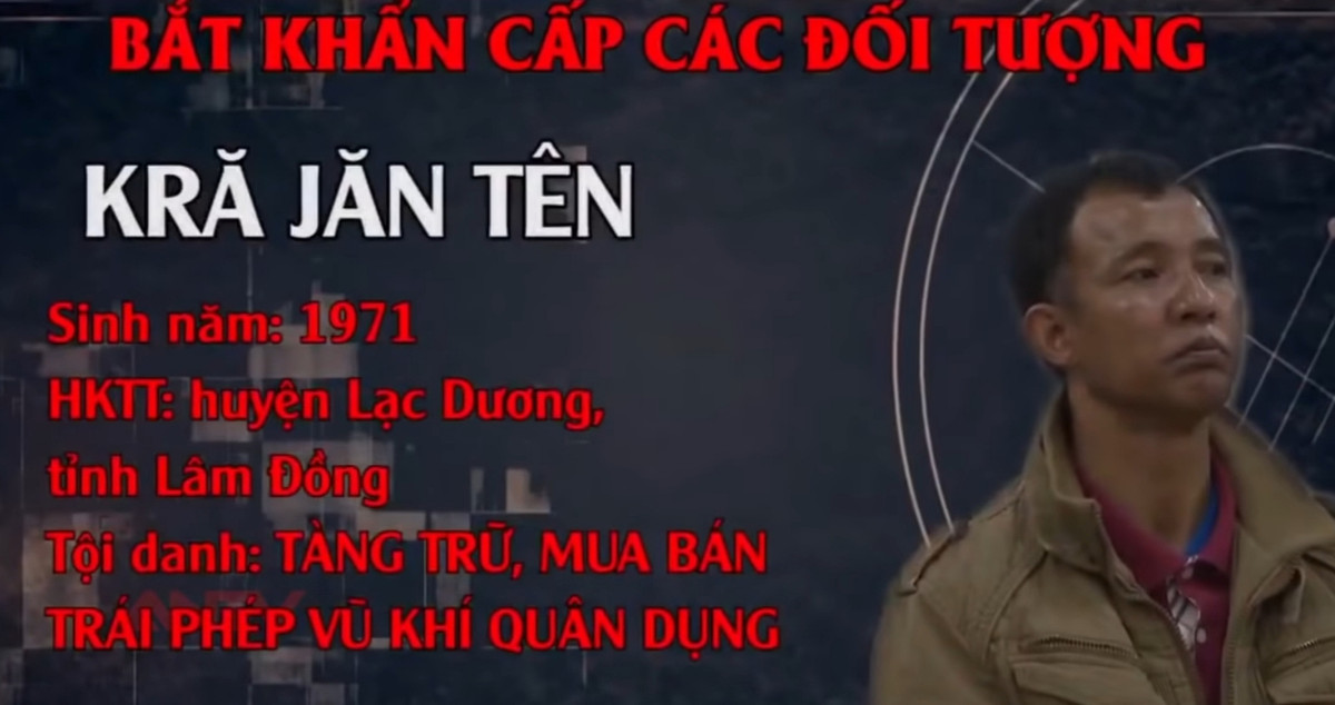 Và đối tượng Kră Jăn Tên (SN 1971, trú huyện Lạc Dương) về hành vi "Tàng trữ, mua bán vũ khí quân dụng trái phép".