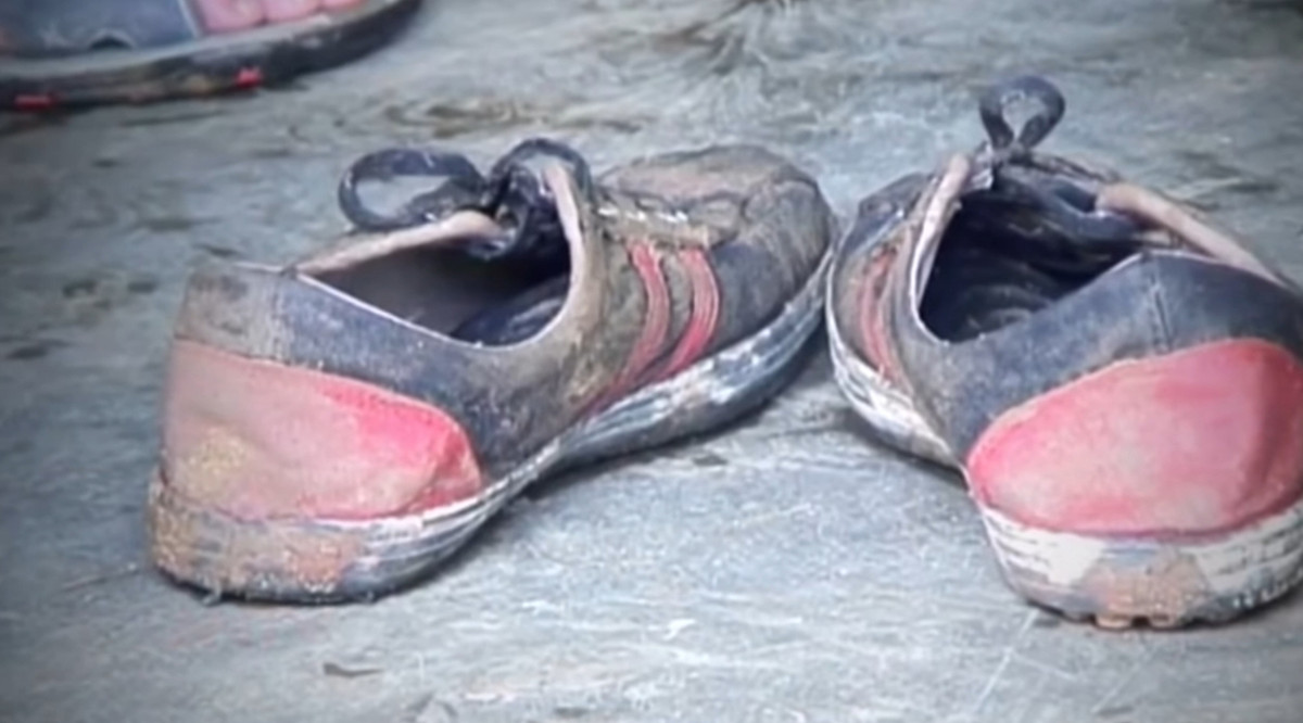 Xung quanh hiện trường có nhiều đám cây cỏ bị dập nát, nhiều dấu giày dạng bata thể thao.