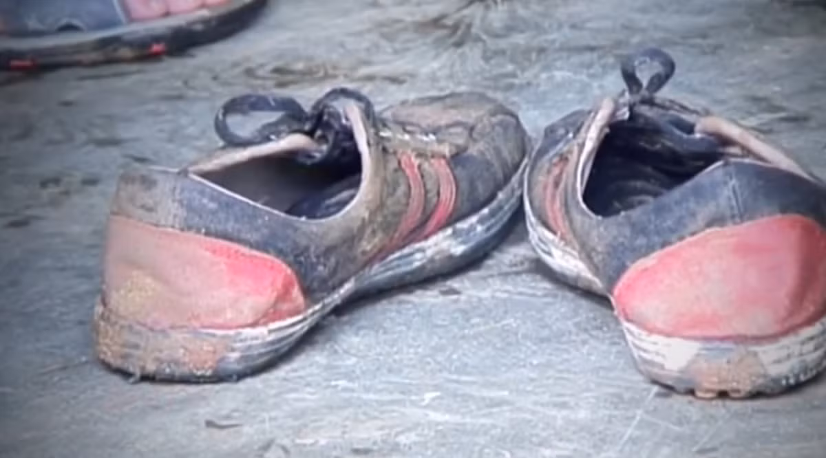 Xung quanh hiện trường có nhiều đám cây cỏ bị dập nát, nhiều dấu giày dạng bata thể thao.