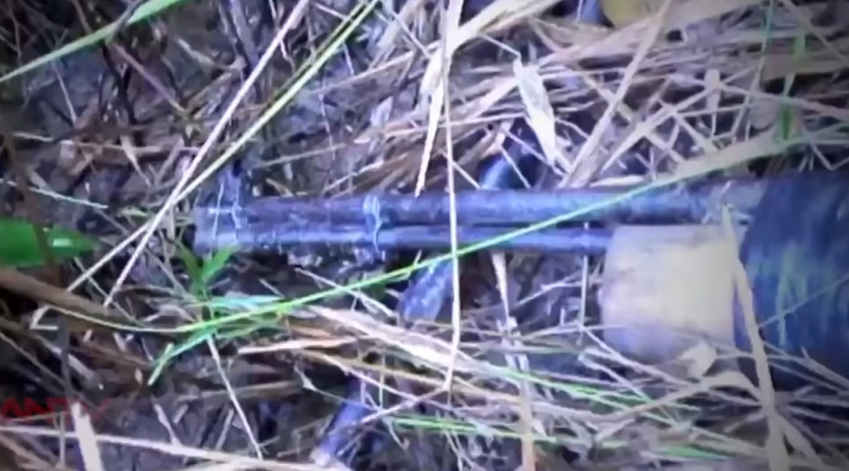 Sau khi gây án, Ya Tăm chạy lên đồi, giấu khẩu súng vào một bụi cỏ. Chạy sang quả đồi thứ 2, Ya Tăm tiếp tục lột bộ quần áo bên ngoài ra, cất giấu quần áo, khăn che mặt, bao tay cùng các viên đạn, gói lại giấu trong bụi cây rồi về nhà người cháu là Ya Măng nhậu.