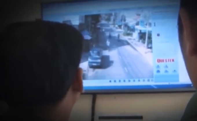 Hình ảnh đó camera ghi được cách thời điểm phát hiện xác nạn nhân khoảng nửa tiếng. Câu hỏi đặt ra với trinh sát, người phụ nữ xấu số là ai, thanh niên ngồi phía sau có quan hệ như thế nào, đó có phải là hung thủ vụ án mạng đặc biệt nghiêm trọng?