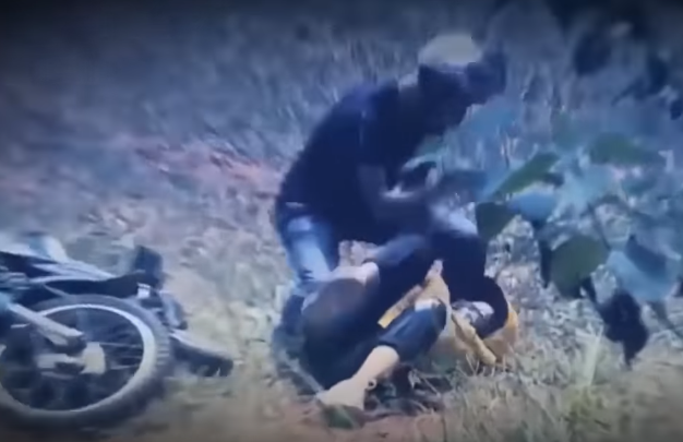 Không có tiền, anh ta nảy sinh ý định cướp tài sản và dùng con dao gọt hoa quả mang theo để gây án. Gã thuê chị Mưa chở từ Yên Phong về khu vực ngã tư Sóc Sơn (Hà Nội). Sau đó, tên này điều chị Mưa chở về nhà anh ta và qua khu vực đồi cây gần bệnh viện Quân y 91. Ngồi phía sau, Hưng rút dao tấn công nạn nhân nhiều nhát khiến chị này tử vong tại chỗ.