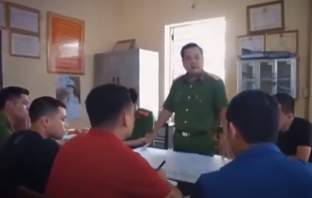 Nút thắt ban đầu về danh tính của nạn nhân được gỡ khi các phương tiện thông tin đưa hình ảnh người phụ nữ lái xe máy, chở theo thanh niên. Cảnh sát sau đó xác định được chị này là chị Trần Thị Mưa (35 tuổi, quê Bắc Ninh), làm nghề xe ôm. Cùng thời điểm, gia đình người xấu số cũng đã tới xác nhận thiếu phụ là nhân thân. Người nhà cho biết, xe máy cùng điện thoại iPhone của chị Mưa không còn.