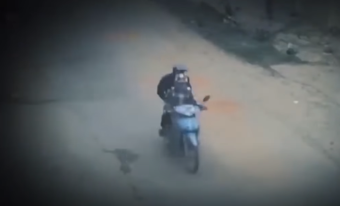 Sau một ngày lần theo hướng này, trong camera an ninh một hộ dân ghi được hình ảnh người phụ nữ cầm lái chiếc xe máy (trang phục giống với nạn nhân) chở theo sau thanh niên mặc áo sẫm màu, đội mũ bảo hiểm và đeo khẩu trang.